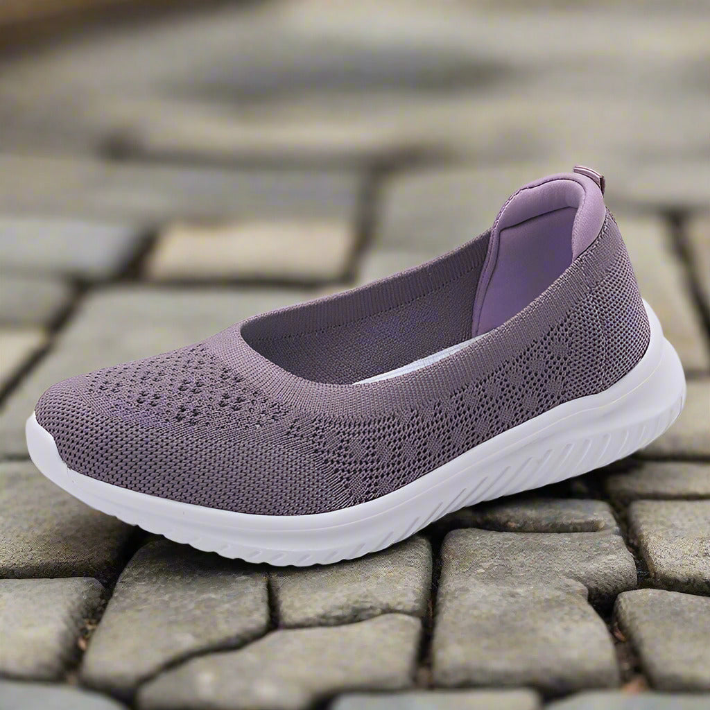 Large size soft soled fly woven women's shoes are breathable and can be easily stepped on in a fashionable single shoe for women  walking shoes