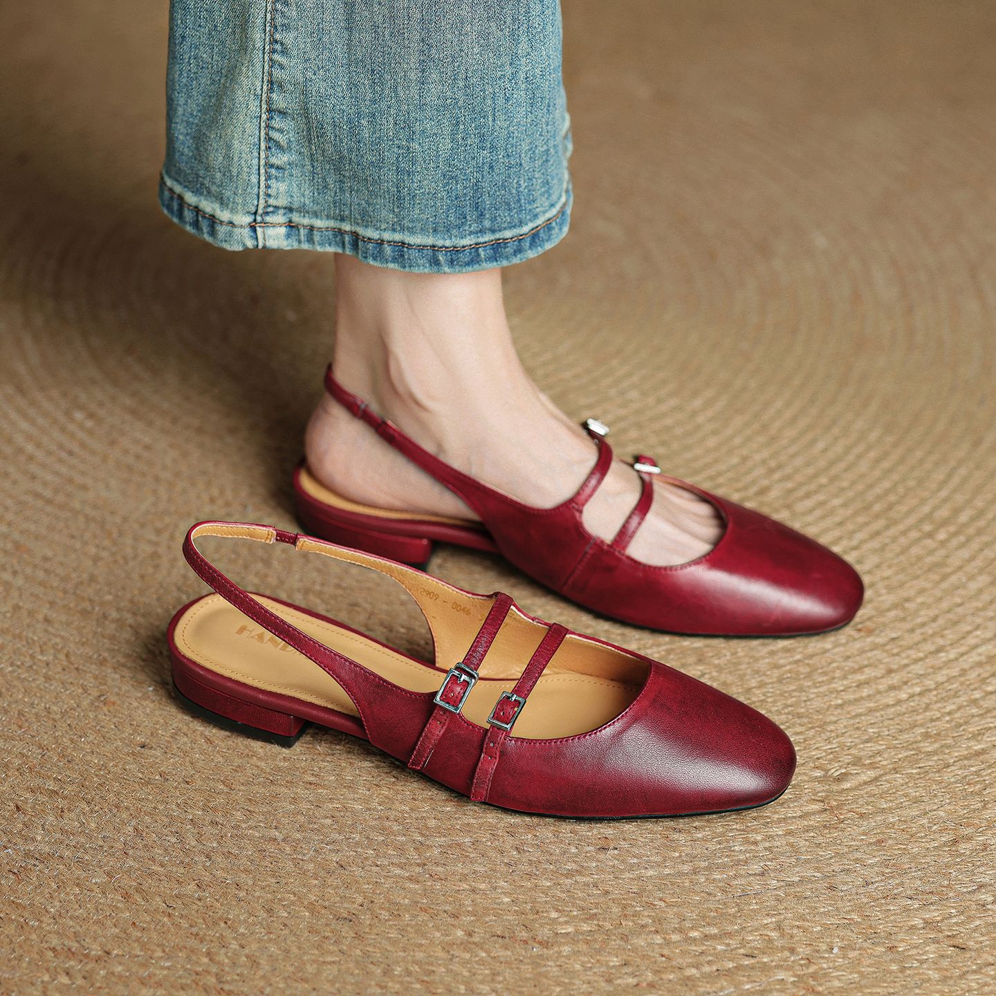 New Womens Flat Sandals With A Soft Sole And A Single Strap 