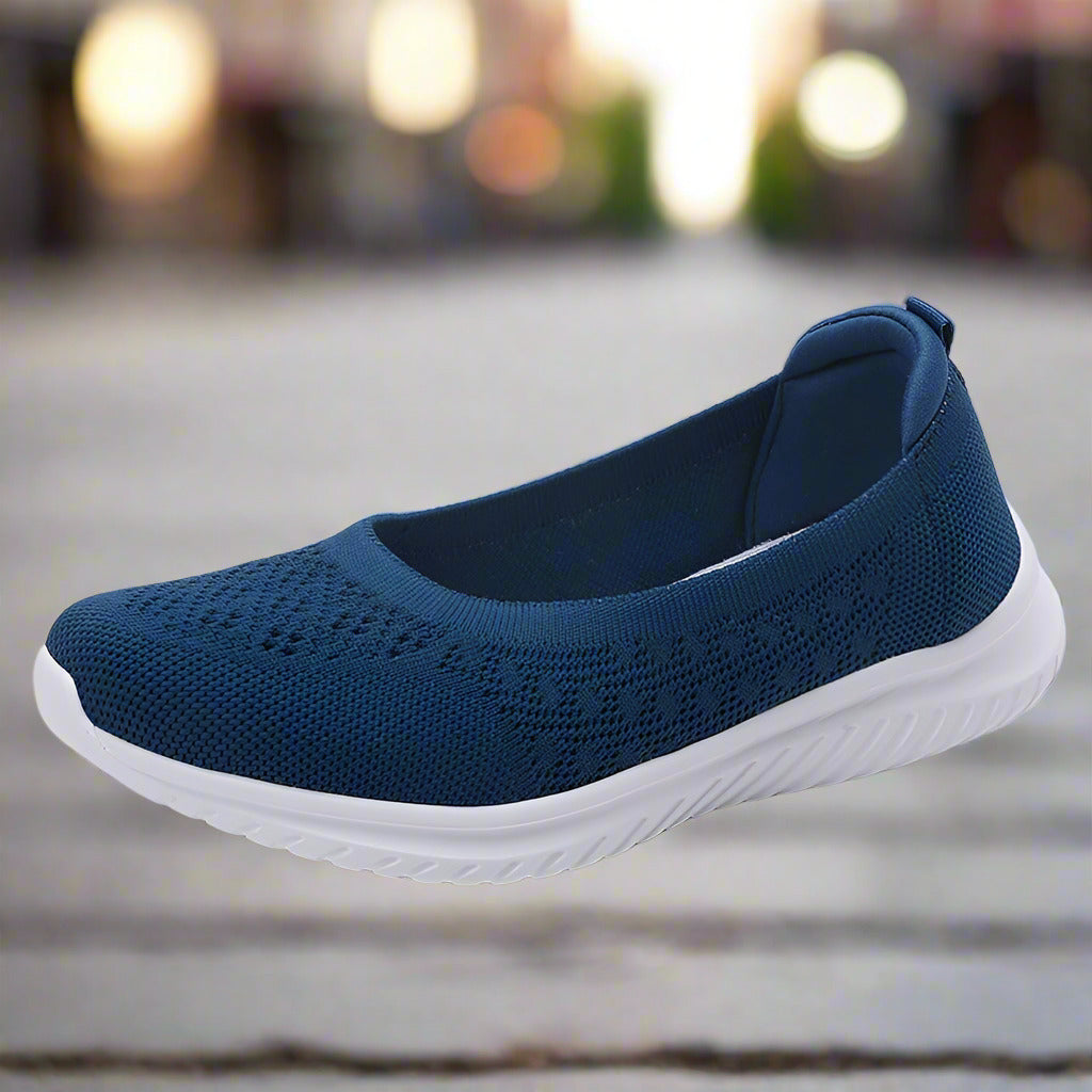 Large size soft soled fly woven women's shoes are breathable and can be easily stepped on in a fashionable single shoe for women  walking shoes